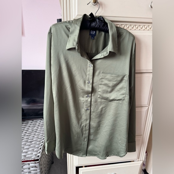 Gap silk look blouse, can be worn open with camisole. Sz large - Picture 1 of 4